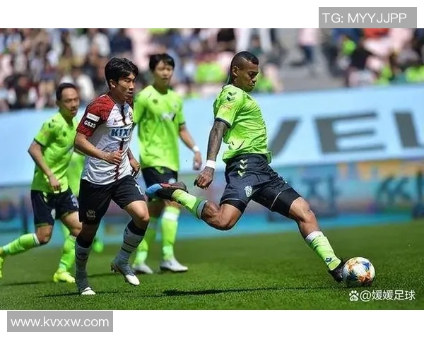 冈山绿雉与熊本深红的激烈对决展现足球魅力与团队精神 冈山绿雉与熊本深红的激烈对决展现足球魅力与团队精神