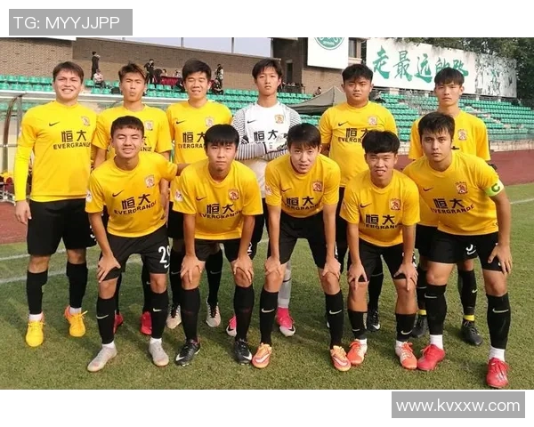 哈维西蒙斯的崛起之路:从青训天才到足球新星的精彩旅程 哈维西蒙斯的崛起之路:从青训天才到足球新星的精彩旅程